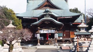 本殿の屋根の形は風格ある