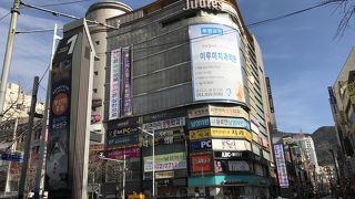 若者が多い街です。釜山では一番の商店やデパートが多い。