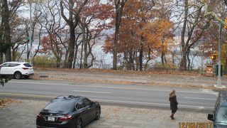 「ゼネラル・グラント・ナショナル・メモリアル」のそばの川沿いの遊歩道には、「チェリー・ウォーク」の名前がありました