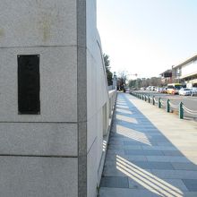 左(南側)手前からの眺め (右前方が東京国立近代美術館)