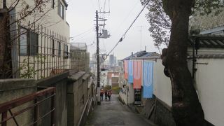 坂道だらけの拝金主義の街