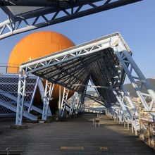 鉄骨むき出しのプロムナード