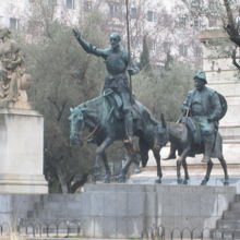 ロシナンテに乗ったドン・キホーテとサンチョ・パンサ像