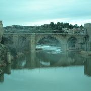５世紀もの間、流されることなく残存する石橋