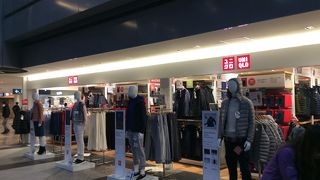 簡易な防寒具なども買える　空港内のユニクロ