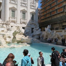 奥の方で水を汲めます。