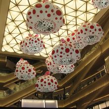 店内もアートの世界です