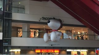 巨大なスヌーピーが目印