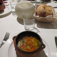 １皿目の冷製野菜スープ、ガスパチョ（Gazpcho）