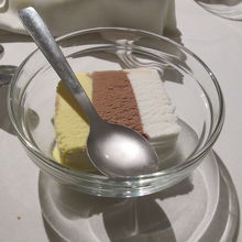３皿目デザートの三色アイスクリーム