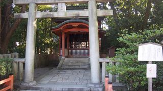 四条通りから入るとすぐにある神社