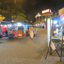 いろいろなお店が並んでいます