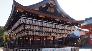 提灯が多くぶら下がっている