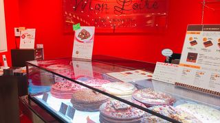 ギフト用もお徳用袋入りも買えます。 量り売りのチョコも美味しかった。