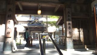 伽藍内部の拝観コースはここから参ります