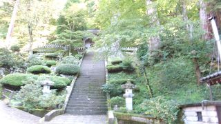 もとの勅使門（ちょくしもん）であったといわれる、葵のご紋の門です。 