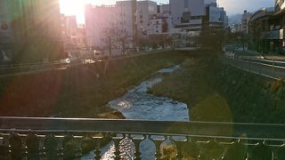 市街地を流れるきれいな川
