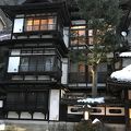 純和風木造建築と岩風呂が最高