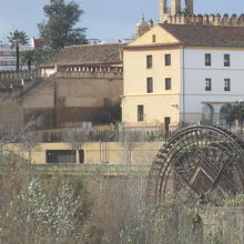 ローマ橋から左に見える大きな水車