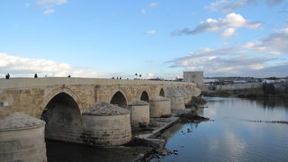 ゴルドバ旧市街の入口、ローマ橋とカラオーラの塔