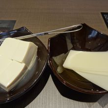 左が豆腐　右がお餅（薄っぺらいのには訳があります）