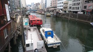 都心部を開渠で流れています