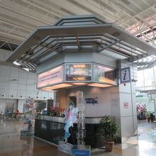 駅のフロアにあります