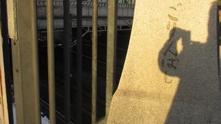 平日の夕方に渡りましたが結構人通りが多かったです