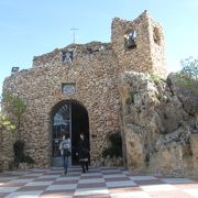 洞穴の教会ラ・ベーニャ聖母礼拝堂（Ermita de la Virgende la Pe&#328;a）
