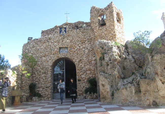 洞穴の教会ラ・ベーニャ聖母礼拝堂（Ermita de la Virgende la Pe&#328;a）