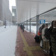 旭川駅前では9番乗場発着となりました。