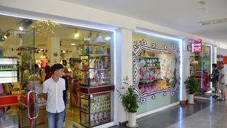 冷房は効いておりませぬ。