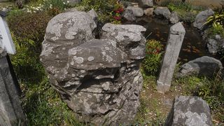 謎が深まる二面石