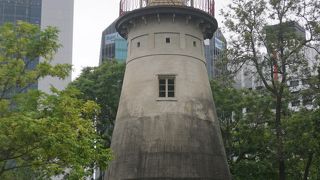 丘の上にある歴史建造物