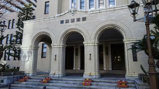 県庁舎の目と鼻の先