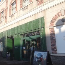 入口では試食を常に配っている