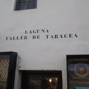 宮殿内の寄せ木細工専門店ラグーナ（LAGUNA TALLER DE TARACEA）