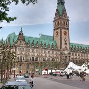 ハンブルク中央駅からハンブルク市庁舎を結ぶ通り