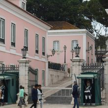 厳重な警備・・