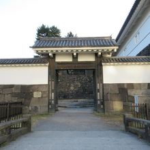 高麗門前面 (土橋側)