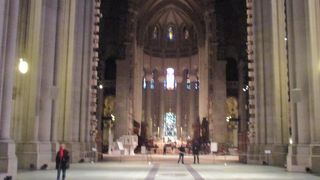 天井が高く、祭壇は遥かむこうの方に見えました