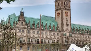 ハンブルク中央駅からハンブルク市庁舎を結ぶ通り