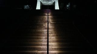 夜来るとライトアップされている古寺です