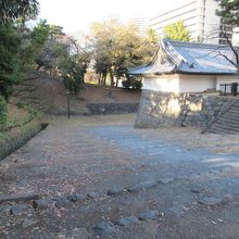 上から見た雁木坂 (右側が櫓門)