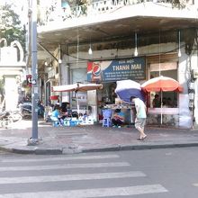 ベンタイン市場の１ブロック西側です。料理する方の店です。