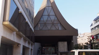 三角形の大きな屋根