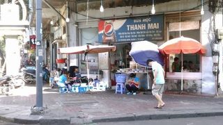 ベンタイン市場近くで、ベトナムおでんのような食べ物が人気です