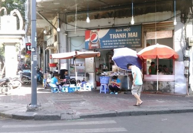 ベンタイン市場近くで、ベトナムおでんのような食べ物が人気です