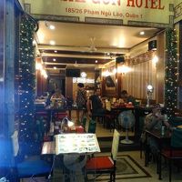 ホテルの入り口がレストランです