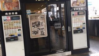 新幹線ホームできしめんを